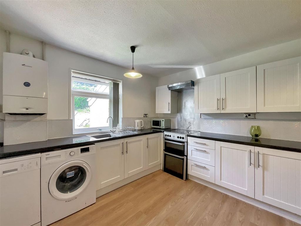 Property photo 3 of 22 Kitchen / Diner