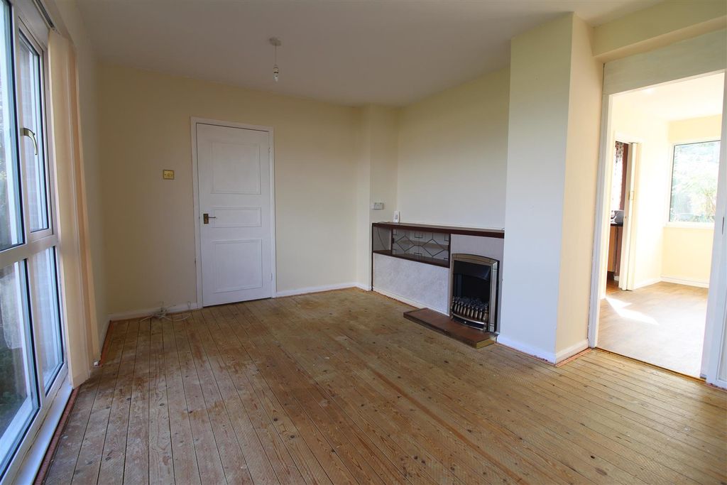 Property photo 3 of 18 Lounge