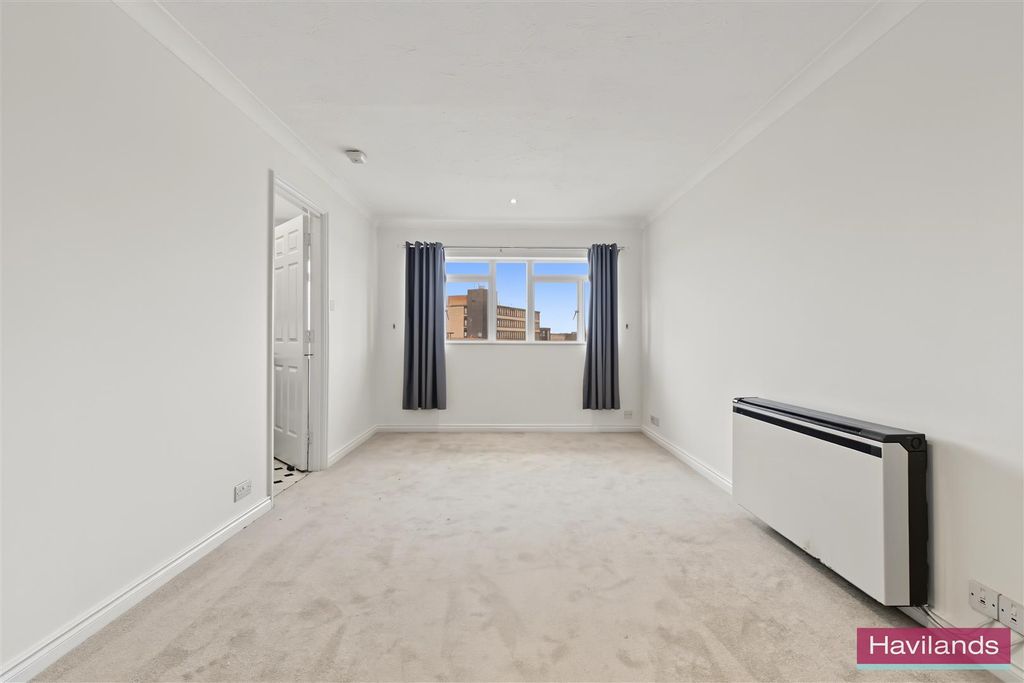 Property photo 2 of 12 28 Bourneside Crescent, London N14 6Sp-With Waterm