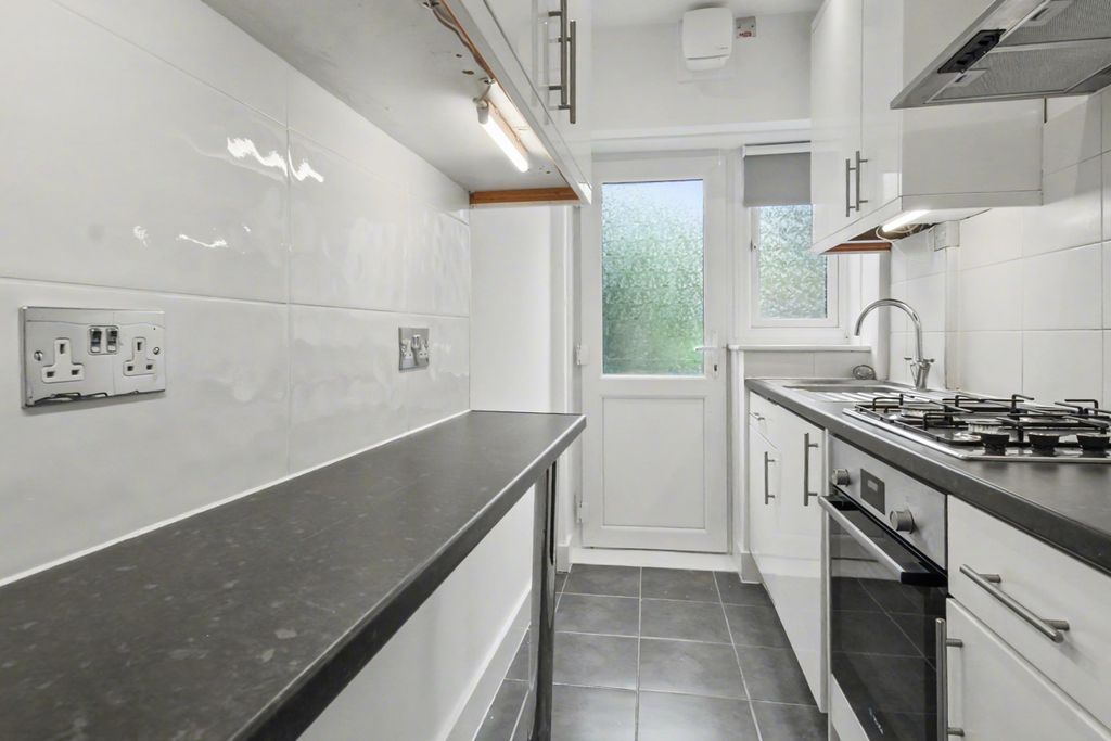 Property photo 3 of 10 3.Kitchen.Jpg