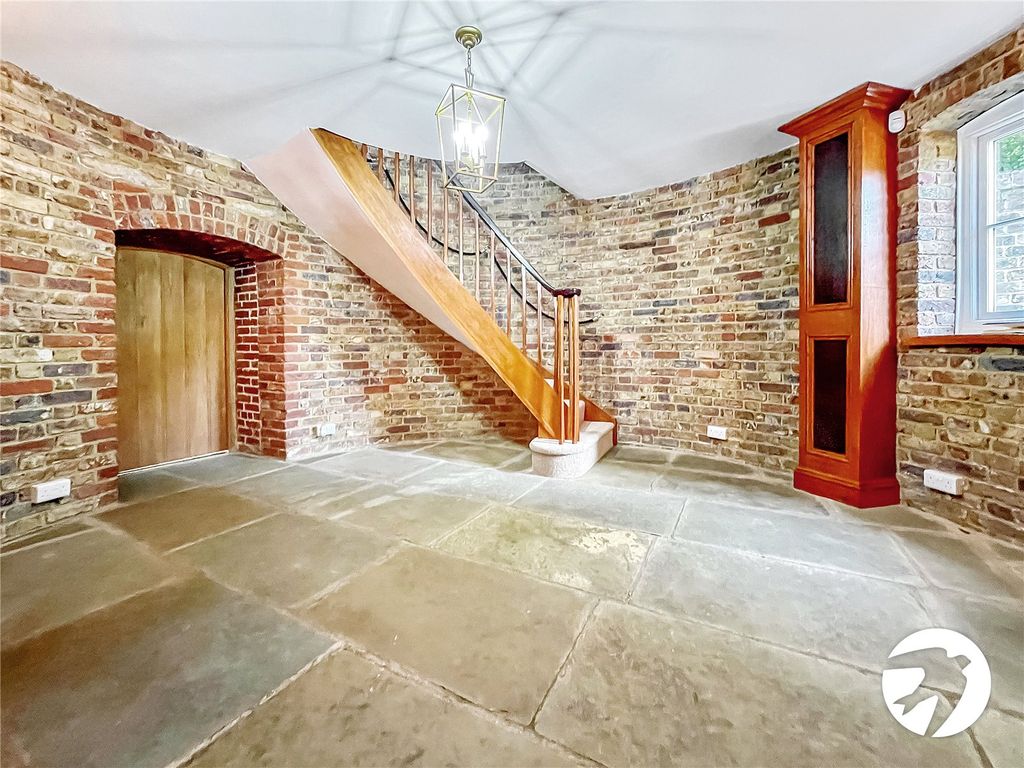 Property photo 2 of 20 Entrance Hall