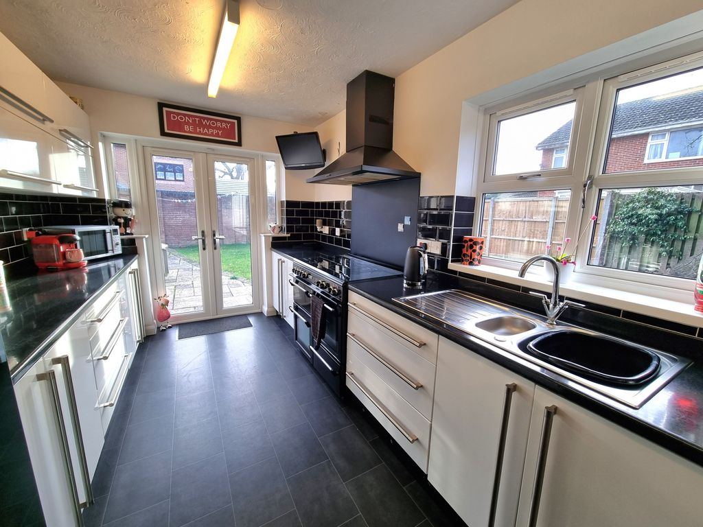 Property photo 3 of 20 Kitchen