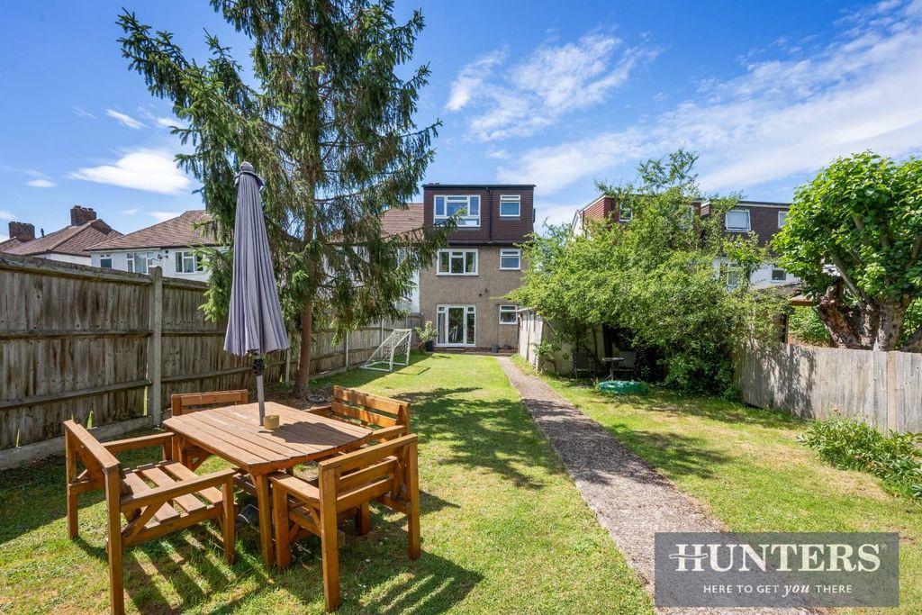 Property photo 2 of 16 Bargate Close-2.Jpg