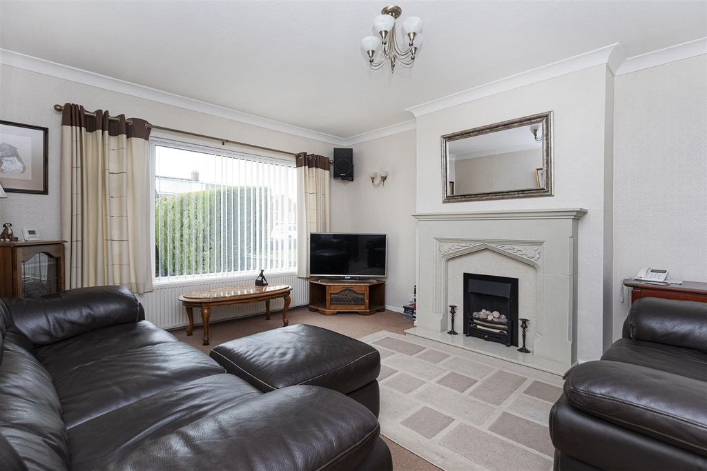 Property photo 3 of 30 Living Diner