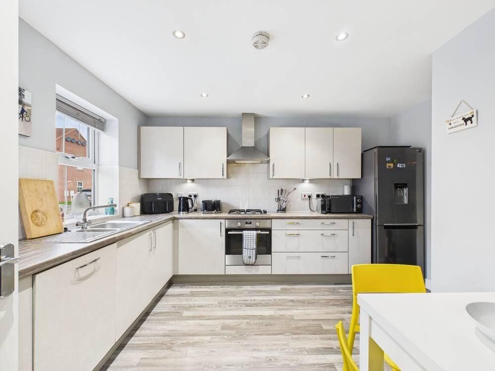 Property photo 3 of 10 Kitchen/Dining Room