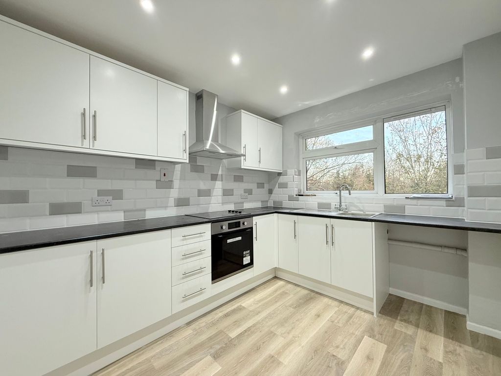 Property photo 3 of 10 Kitchen