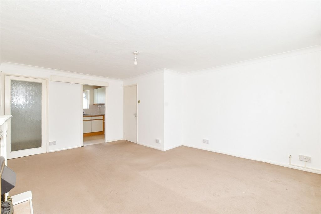 Property photo 1 of 10 Lounge