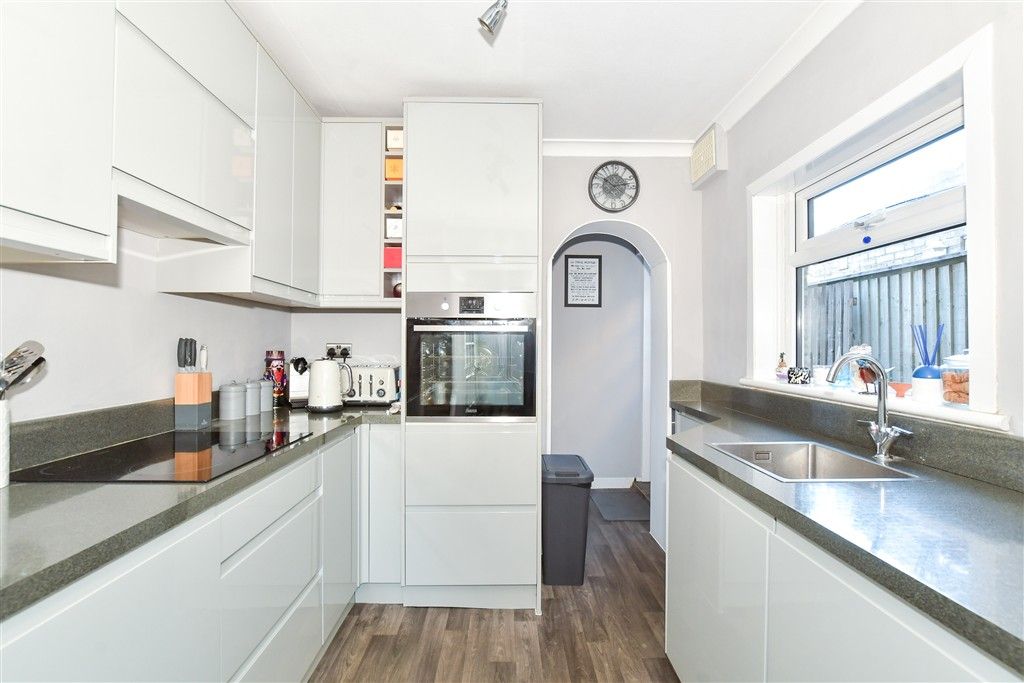 Property photo 3 of 11 Kitchen