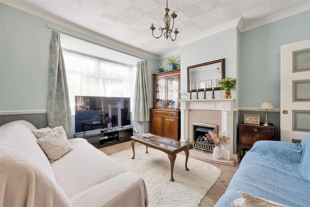 Property photo 2 of 30 Ainslie Wood Road, E4