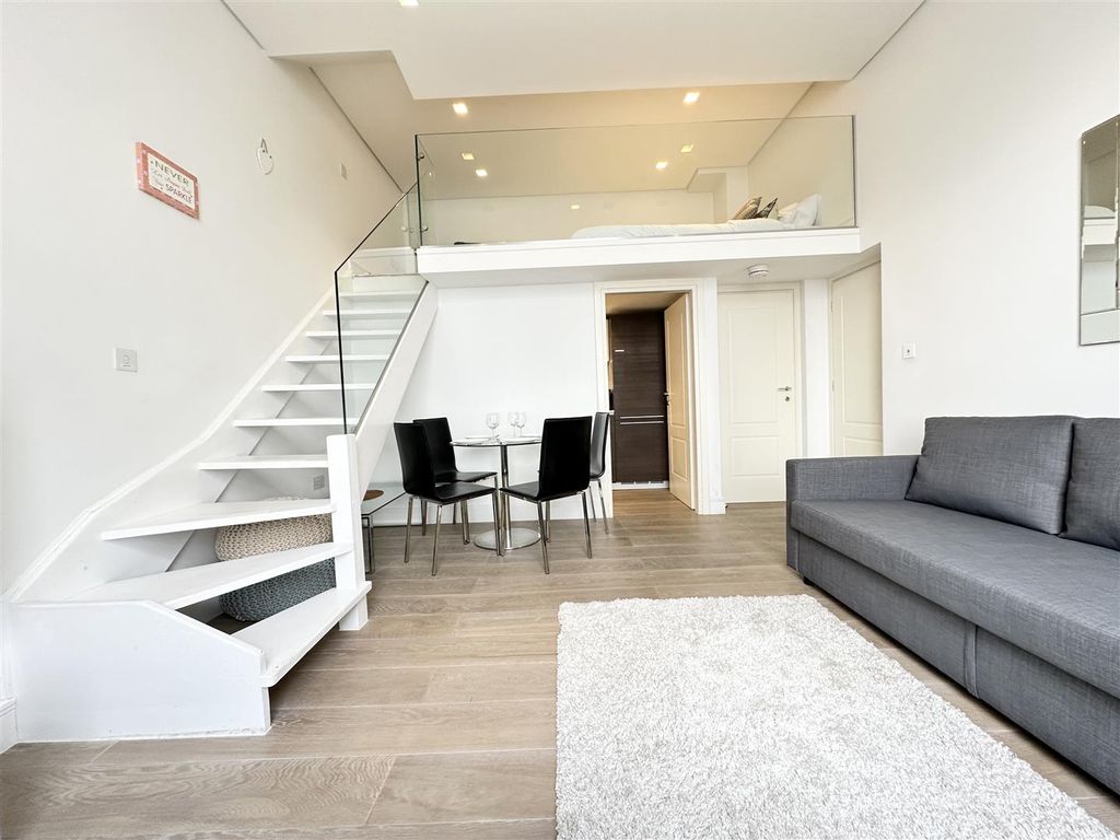 Property photo 1 of 21 Living c.Jpg