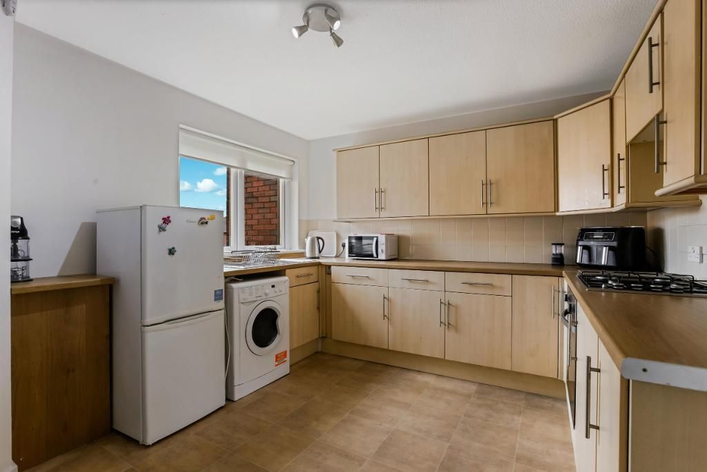 Property photo 3 of 19 Kitchen