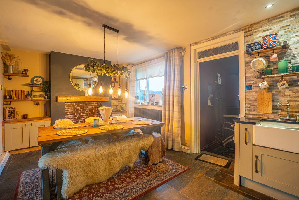 Property photo 2 of 22 Internals5