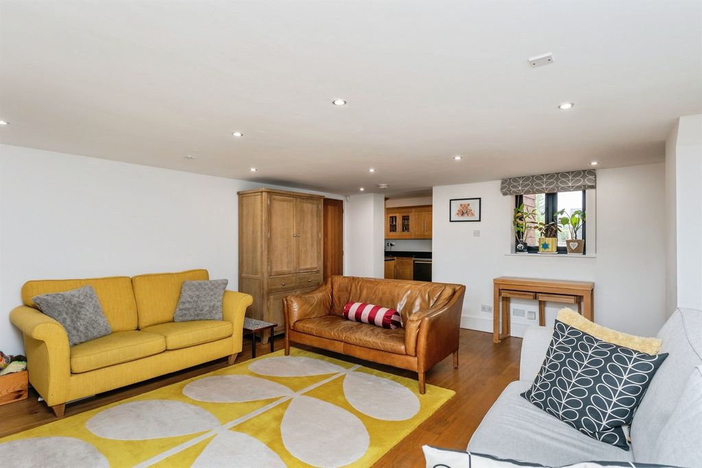 Property photo 2 of 32