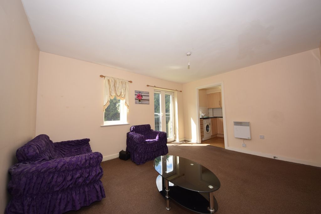 Property photo 3 of 10 Loxford Court 18 (14)
