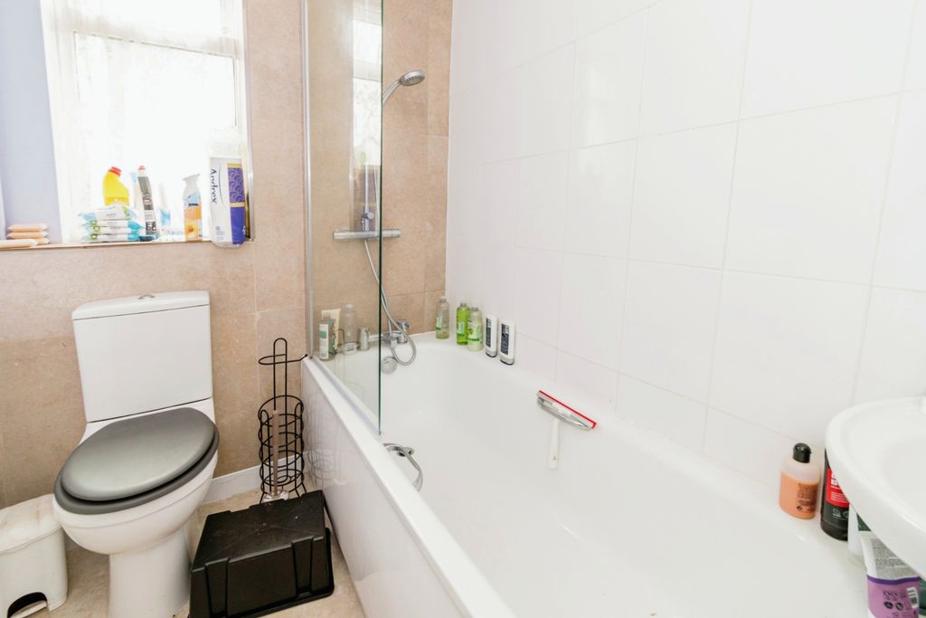 Property photo 3 of 21 Bathroom
