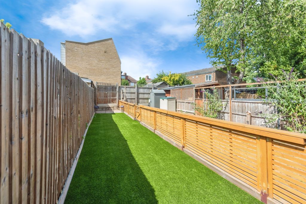 Property photo 2 of 20 London24Of30