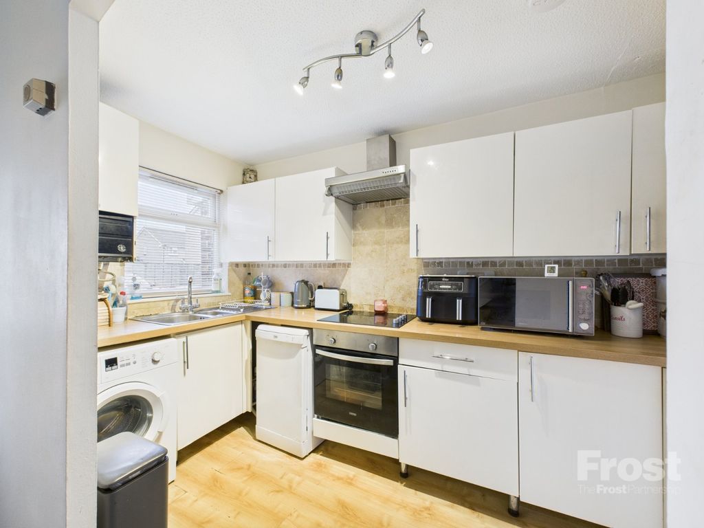 Property photo 2 of 10 Kitchen