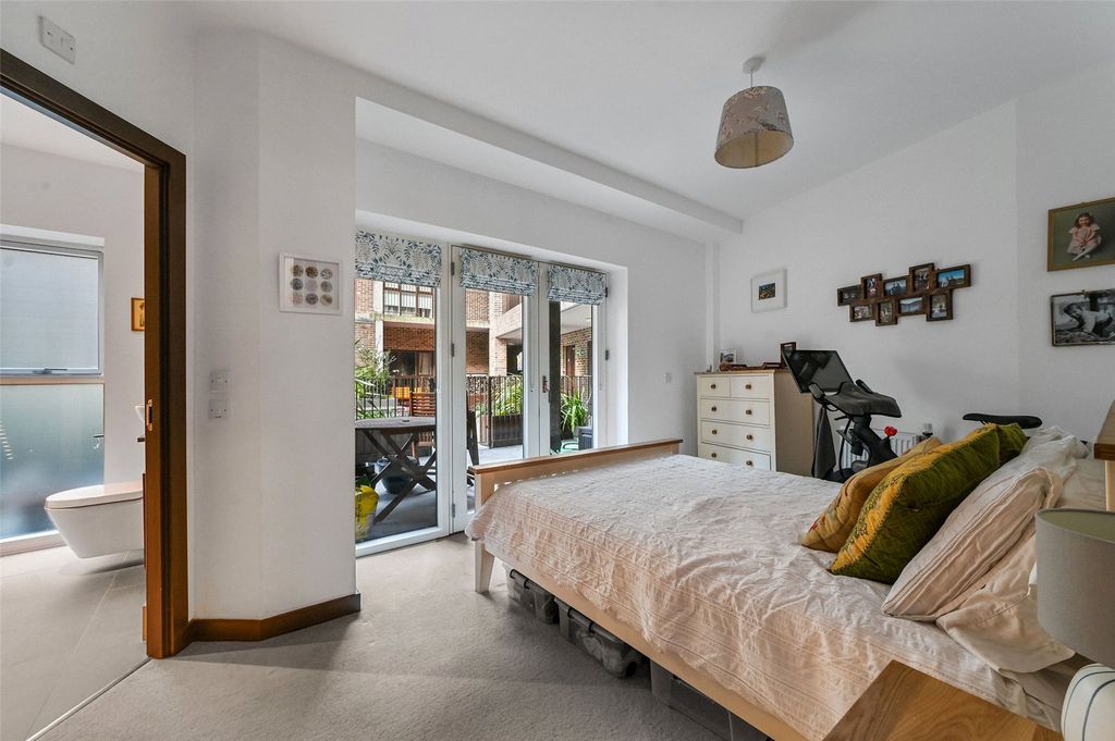 Property photo 2 of 27 Bedroom