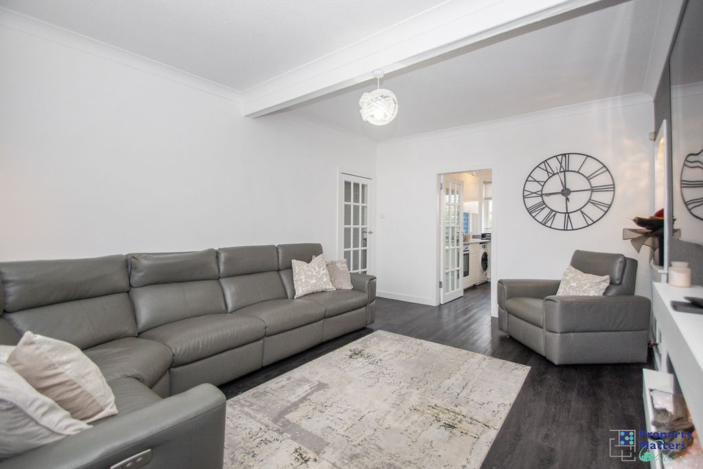 Property photo 2 of 16 Lounge