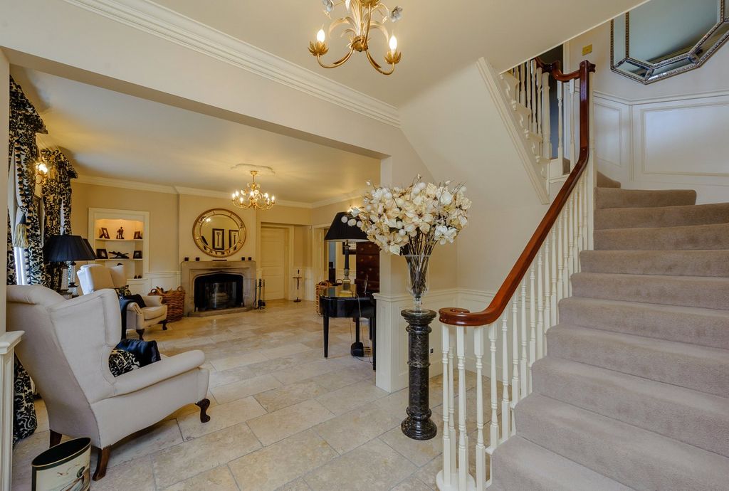 Property photo 2 of 20 Entrance Hall
