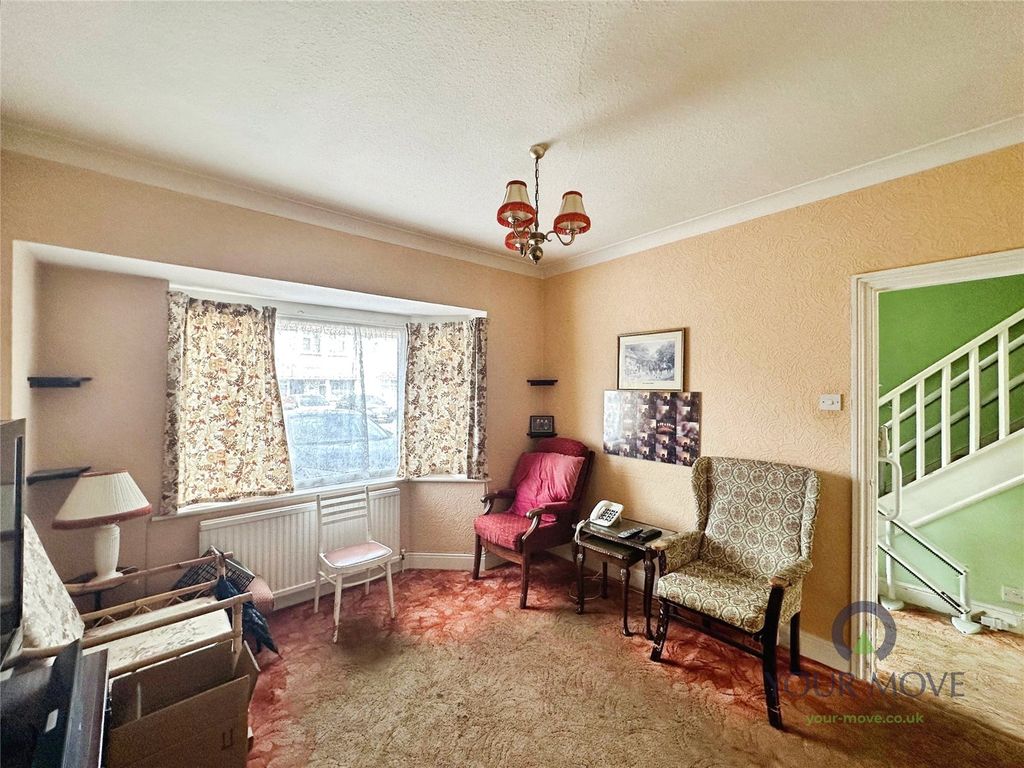 Property photo 3 of 18 Lounge