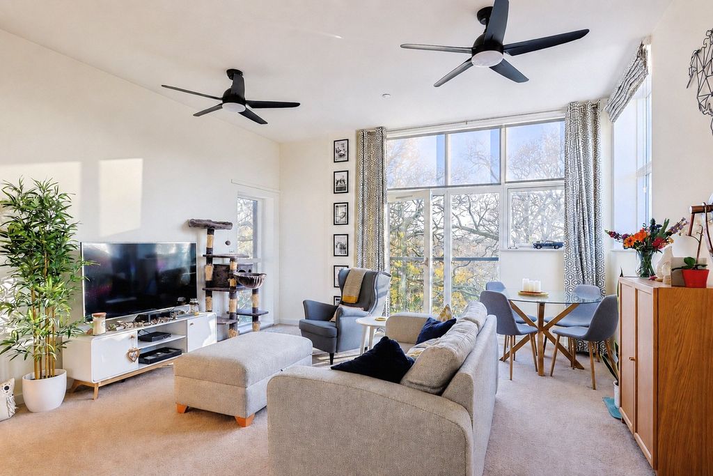 Property photo 1 of 14 Lounge