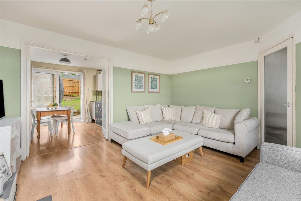 Property photo 2 of 11 3 Longburges, Middleton Cheney-6.Jpg