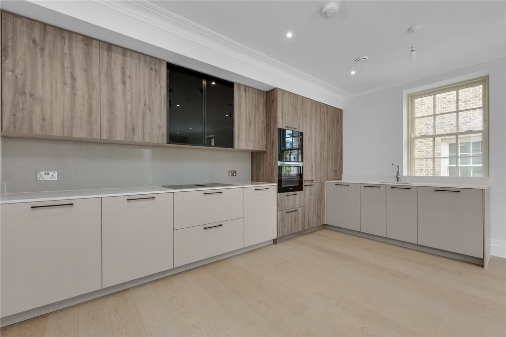 Property photo 3 of 17 Kitchen