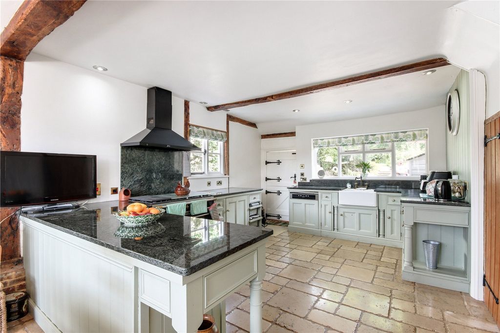 Property photo 3 of 23 Kitchen/Breakfast