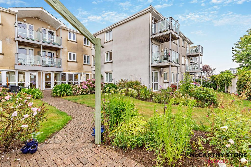 Property photo 1 of 18 Communal Gardens