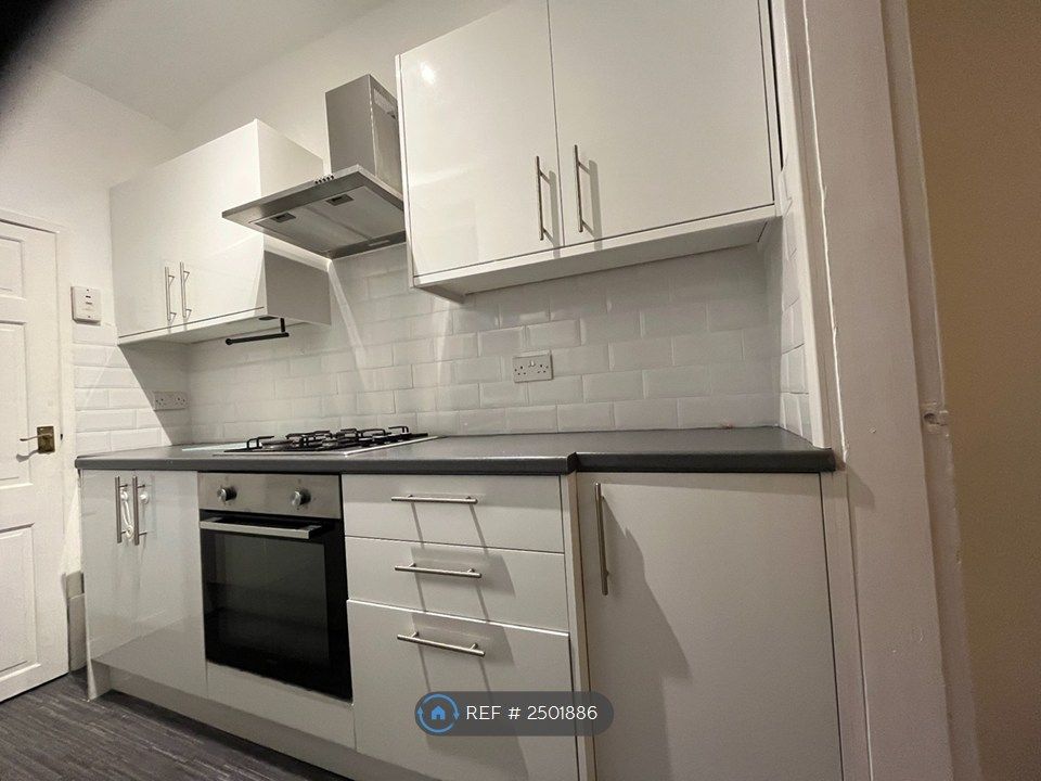 Property photo 3 of 10 Kitchen