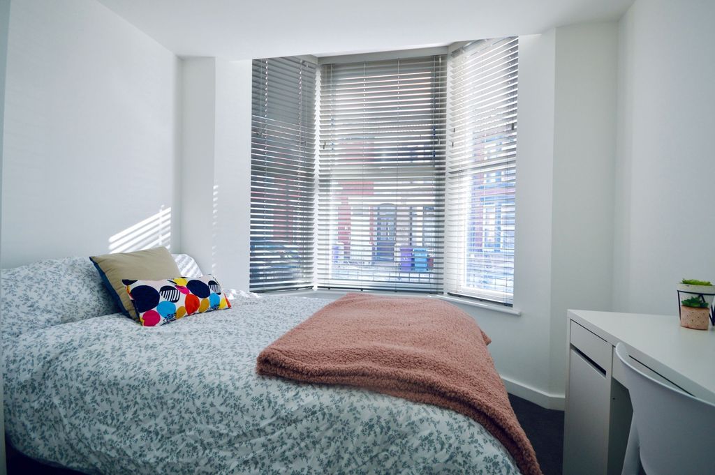 Property photo 1 of 4 Bright And Stylish Double Bedroom Featuring A Cozy...