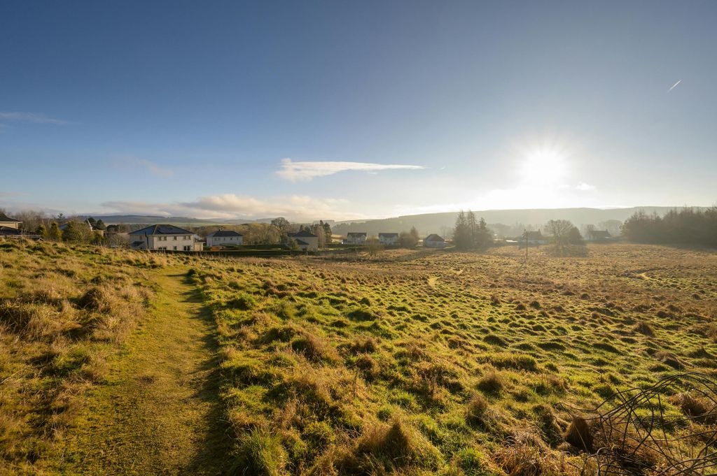 Property photo 2 of 7 East