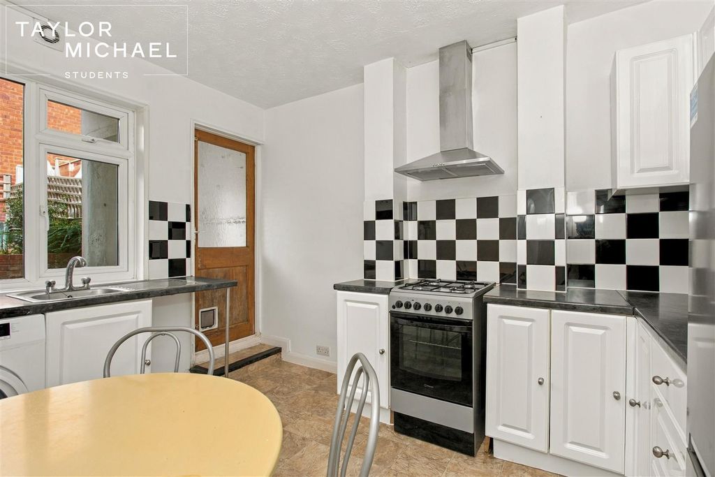 Property photo 3 of 17 Kitchen