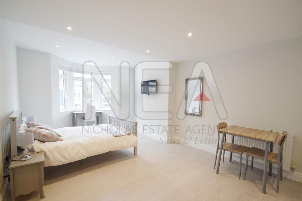 Property photo 1 of 11 Bedroom One & Ensuite