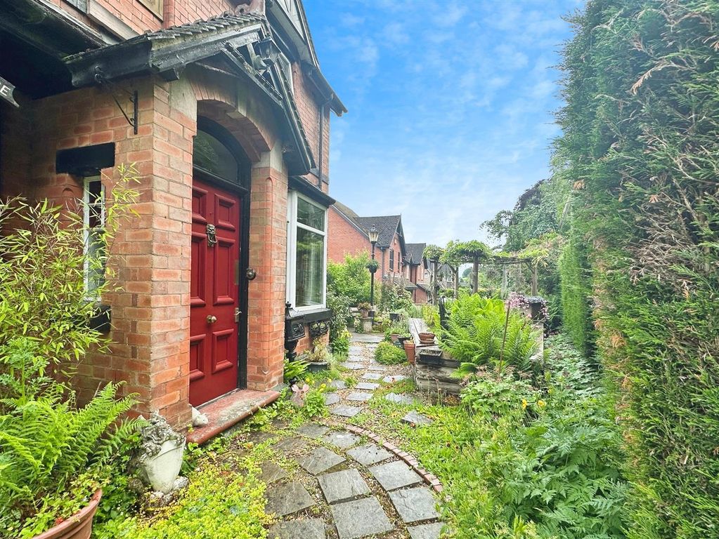 Property photo 3 of 48 Front Garden