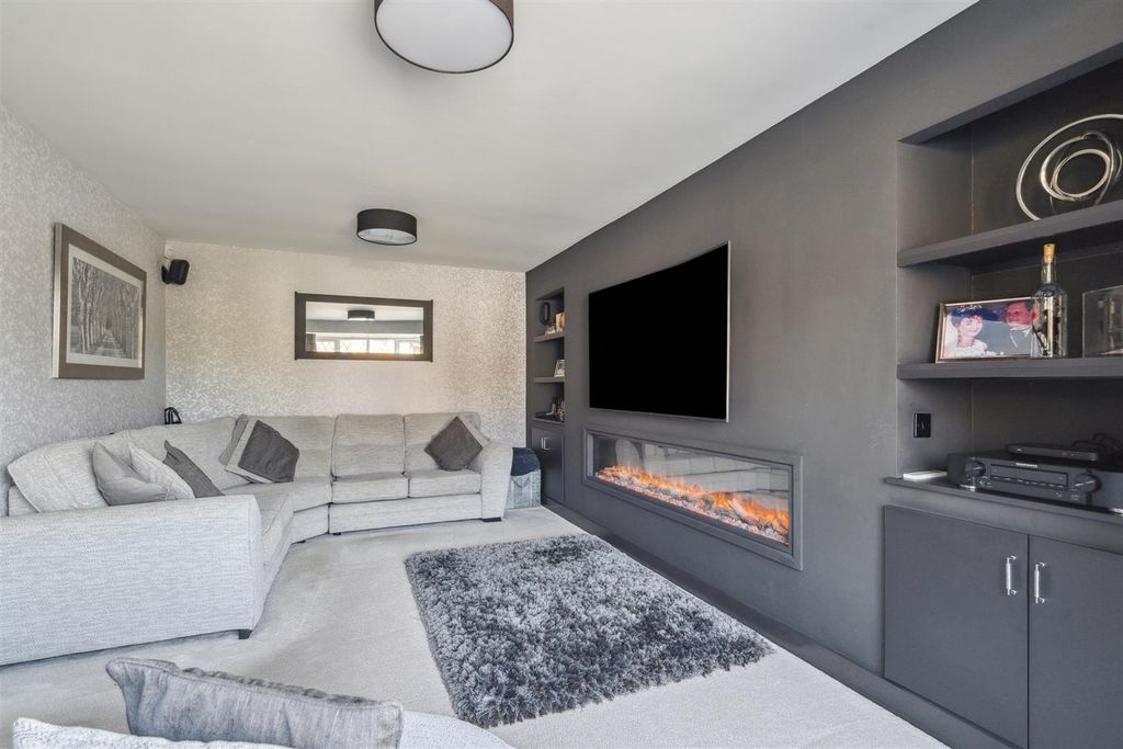 Property photo 3 of 18 21 Charlesworth Avenue_13.Jpg