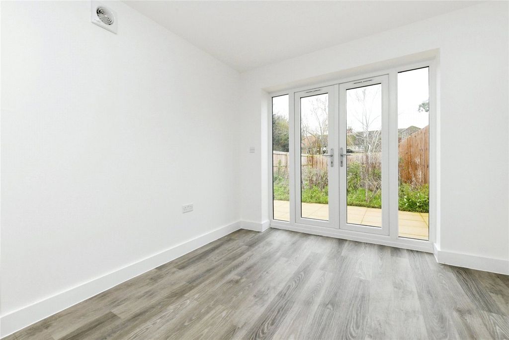 Property photo 2 of 12 Picture No. 11