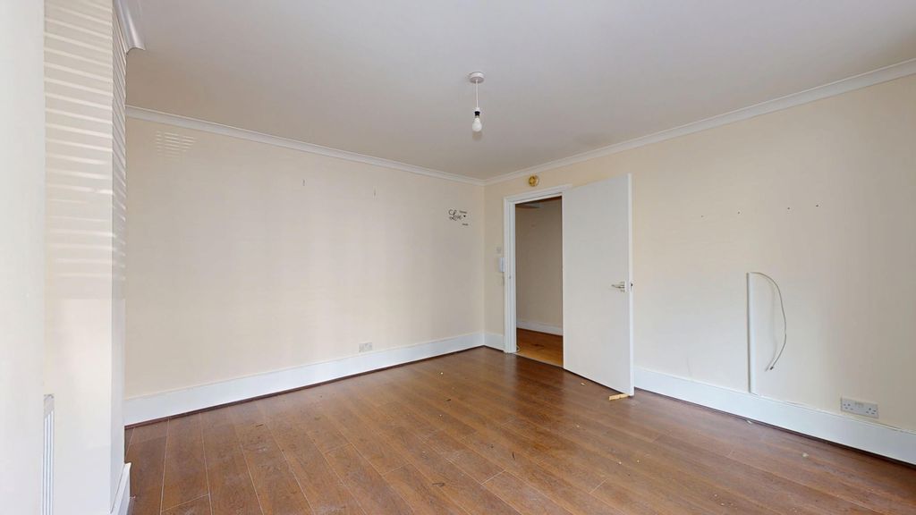 Property photo 3 of 16 Flat A, 24 Montague Road, Hackney, London, E8 2Hw