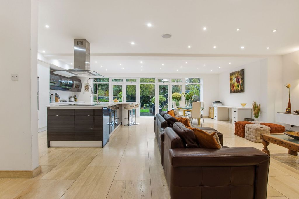 Property photo 3 of 28