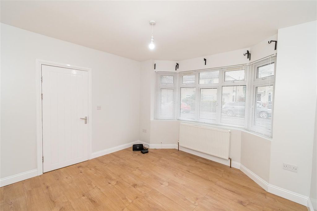 Property photo 3 of 10 Lounge 1