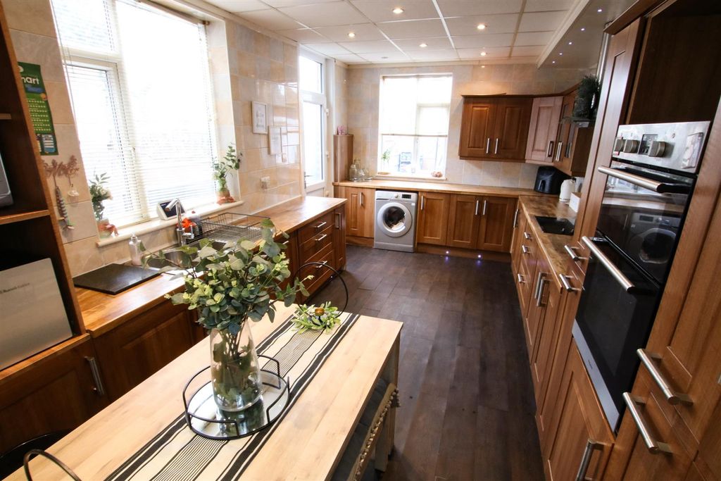 Property photo 3 of 23 Large Fitted Dining Kitchen
