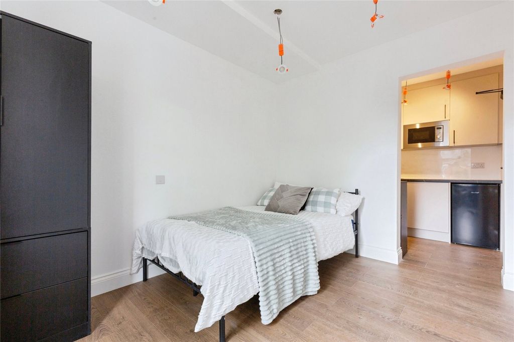 Property photo 3 of 8 Studio