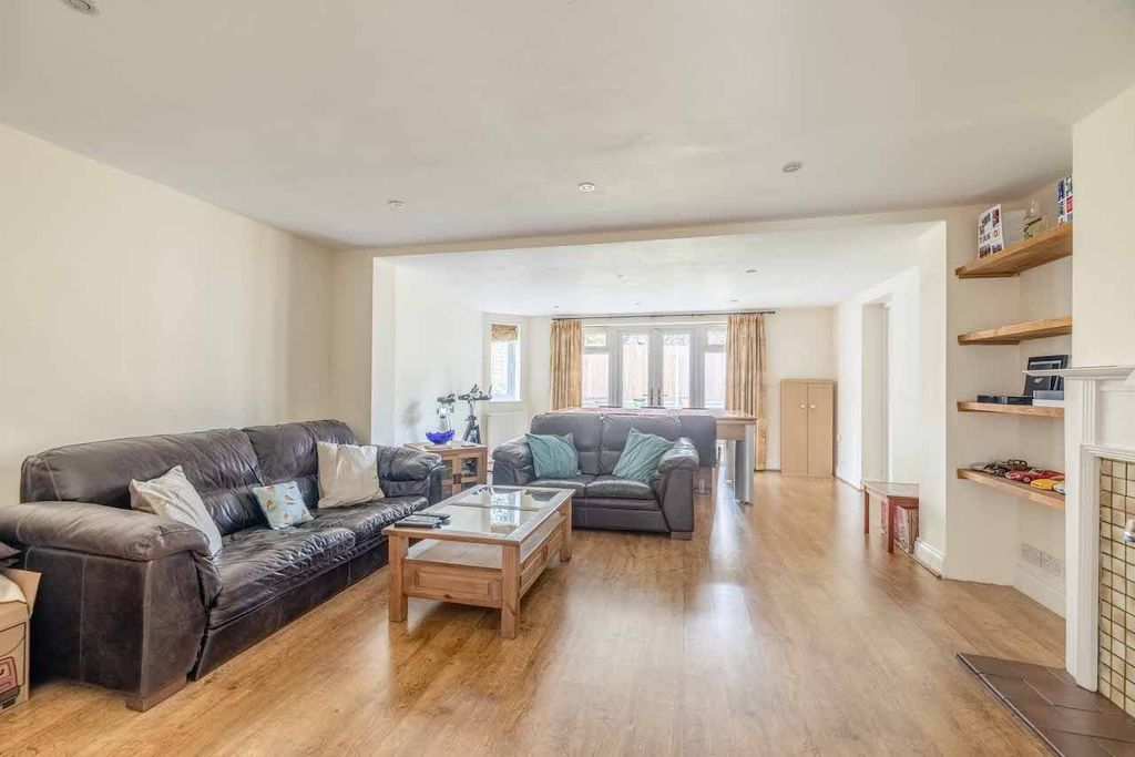 Property photo 2 of 25