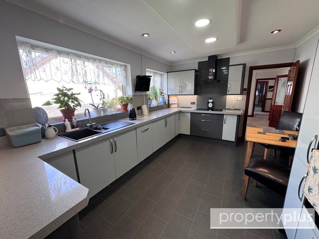 Property photo 2 of 33 Picture No. 27