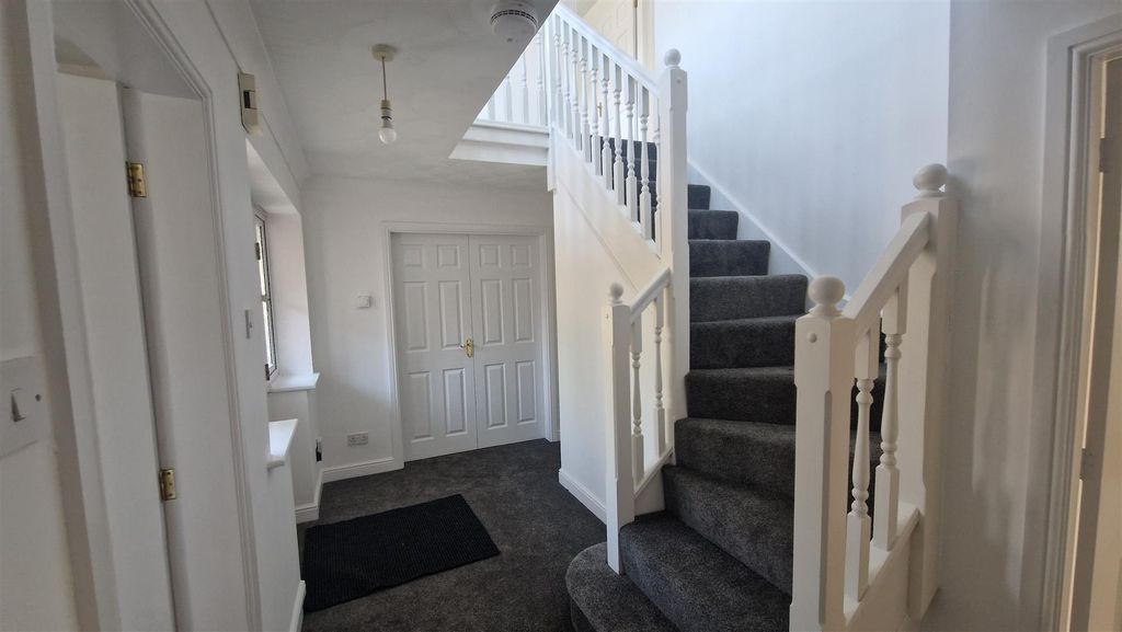 Property photo 3 of 27 Entrance Hall