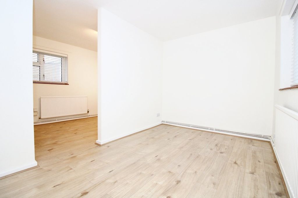 Property photo 2 of 8 Lounge Into Bedroom