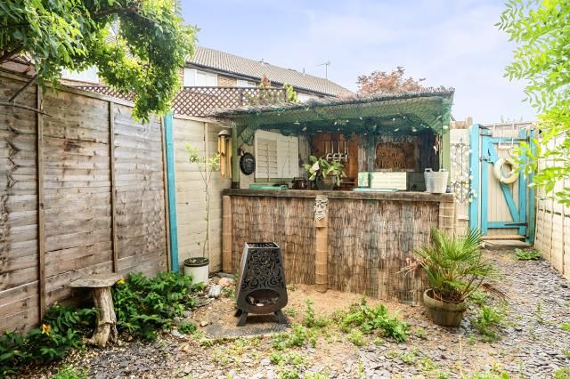 Property photo 3 of 8 Garden
