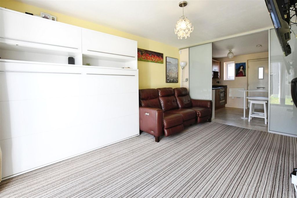 Property photo 3 of 14 Lounge