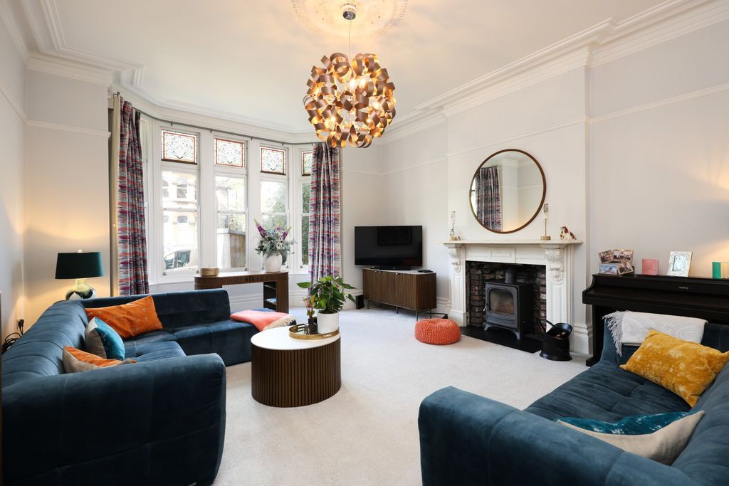 Property photo 1 of 18 Sitting Room